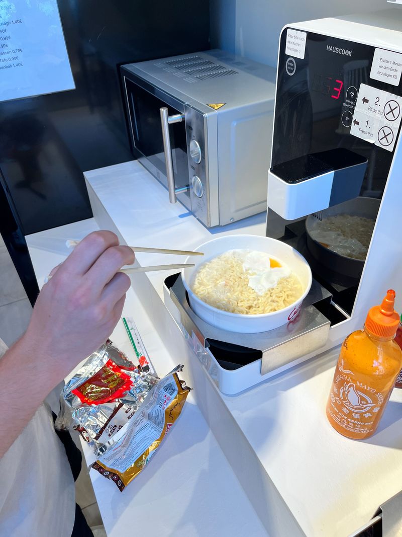 Wie es ist, sich Instantnudeln in der Snackbar selbst zuzubereiten