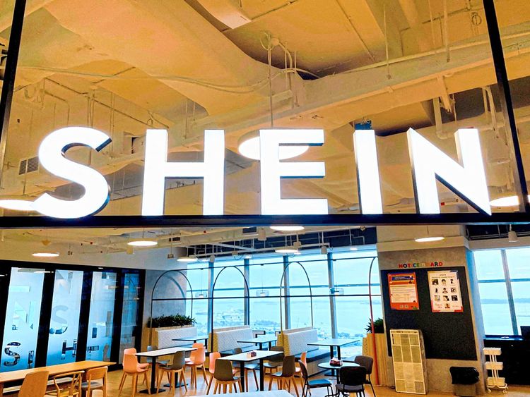 Das Shein-Logo ist im Büro des Unternehmens im zentralen Geschäftsviertel von Singapur abgebildet.