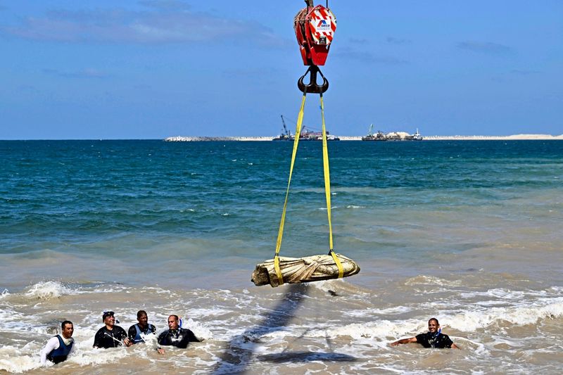 Taucher bargen Statuen einer untergegangenen Stadt aus dem Mittelmeer