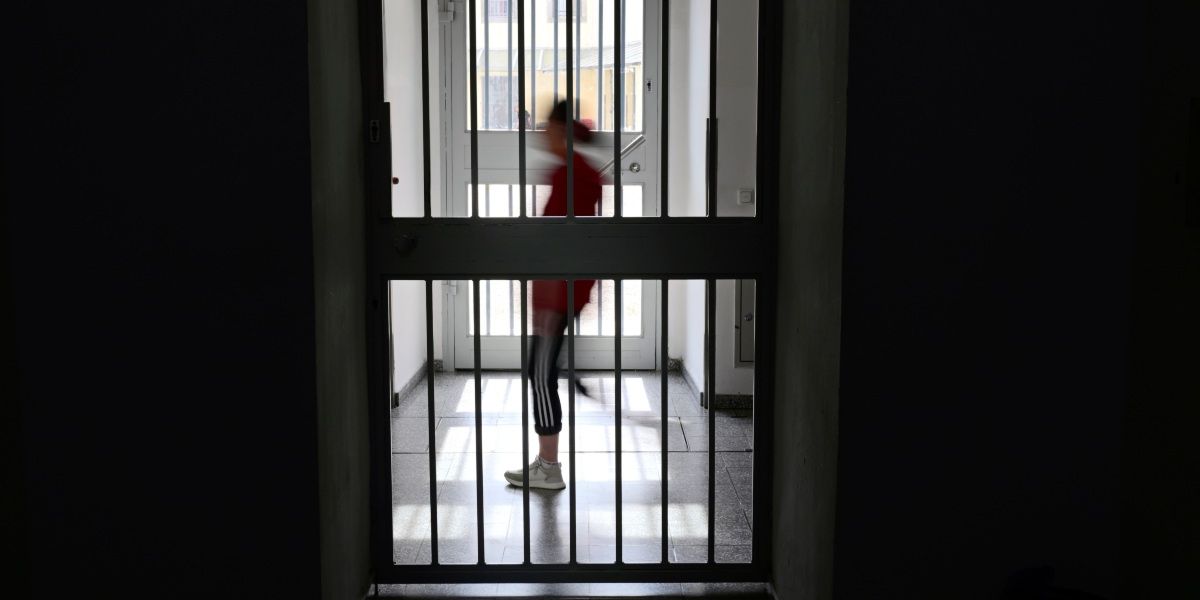 Vergewaltiger missbraucht vor Haftantritt 16-Jährige: Hätte die Tat verhindert werden können?