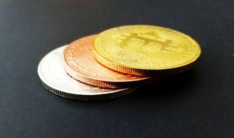 Drei aufeinander gestapelte Bitcoin-Münzen
