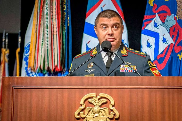 Vor einem Rednerpult mit zahlreichen Fahnen im Hintergrund steht der moldauische General Igor Gorgan in Uniform.