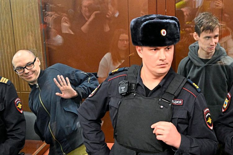Artyom Kamardin und Jegor Schtowba am Donnerstag vor der Urteilsverkündung.