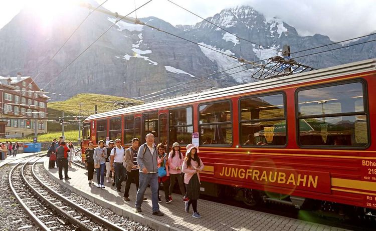 Die Jungfraubahn bringt Besucherinnen und Besucher auf das Jungfraujoch.