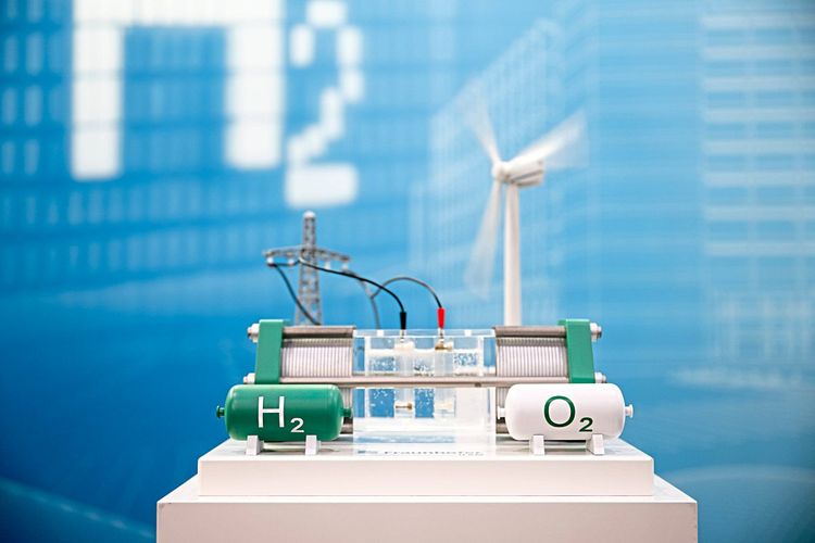 Modell einer Anlage zum Speichern von erneuerbarem Strom mit Wasserstofftank