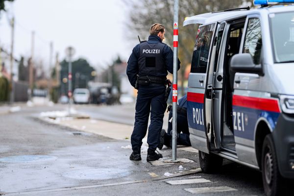 Vater-soll-auf-15-j-hrige-Tochter-eingestochen-haben-weil-sie-einen-Freund-hat