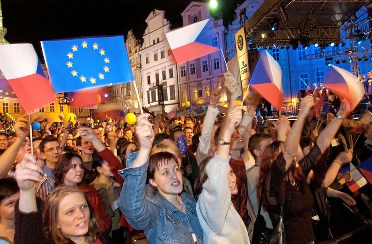 Auf vielen Plätzen Europas, wie hier auf dem Altstädter Ring in Prag, wurde in der Nacht auf den 1. Mai 2004 der Beitritt zur EU frenetisch gefeiert.