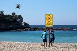 Frau in Australien bei Hai-Angriff lebensgefährlich verletzt Beim Schwimmen am Coogee Beach in Sydney wurde eine Frau von einem Hai angegriffen. Sie erlitt schwere Verletzungen und schwebt in Lebensgefahr