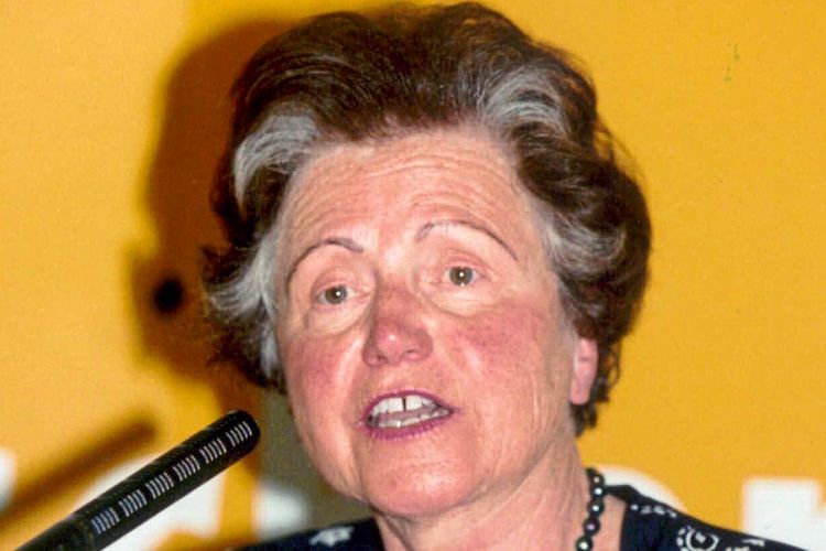 Beatrix Eypeltauer vor gelben Hintergrund