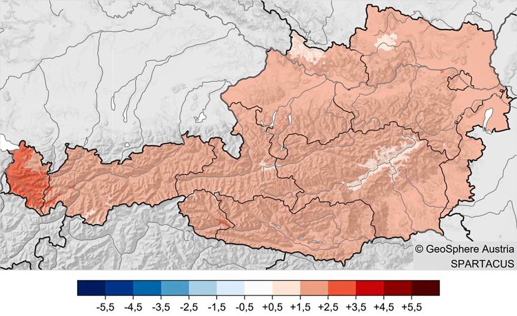 Karte von Österreich mit farblicher Darstellung der Temperaturabweichungen im Juli 2026 im Vergleich zum Mittelwert von 1961-1990. Die Farben reichen von Blau (kälter) bis Rot (wärmer), wobei fast das gesamte Land rot eingefärbt ist, was auf positive Abweichungen hinweist. Besonders im Westen treten stärkere Erwärmungen auf.