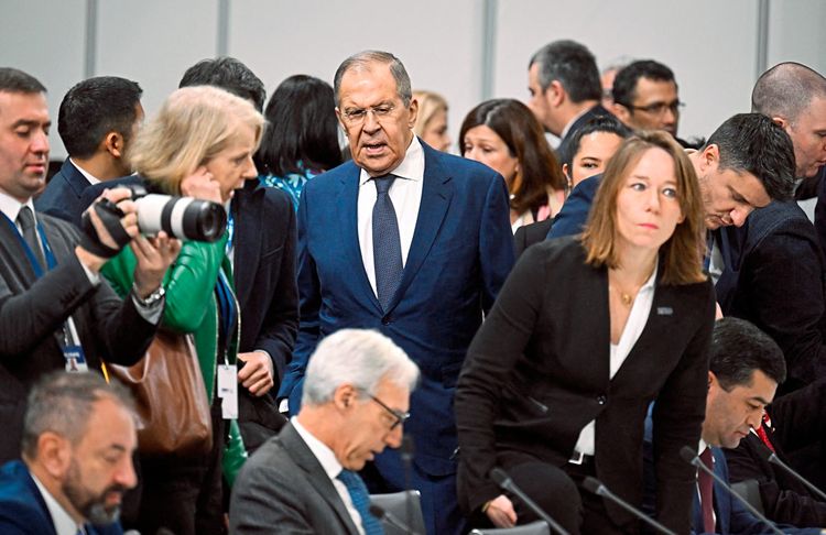 Russlands Außenminister Sergej Lawrow im Kreis von Diplomatinnen und Diplomaten.