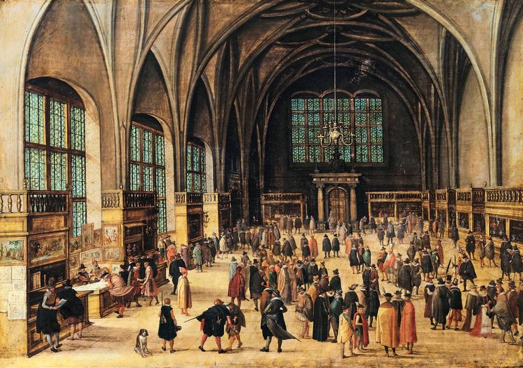 Ein historisches Gemälde zeigt eine große, prunkvolle Halle mit gotischen Gewölbedecken und hohen Fenstern mit grünem Glas. Zahlreiche Menschen in traditioneller Kleidung des 16. Jahrhunderts interagieren, während einige an Tischen arbeiten oder Gemälde betrachten.