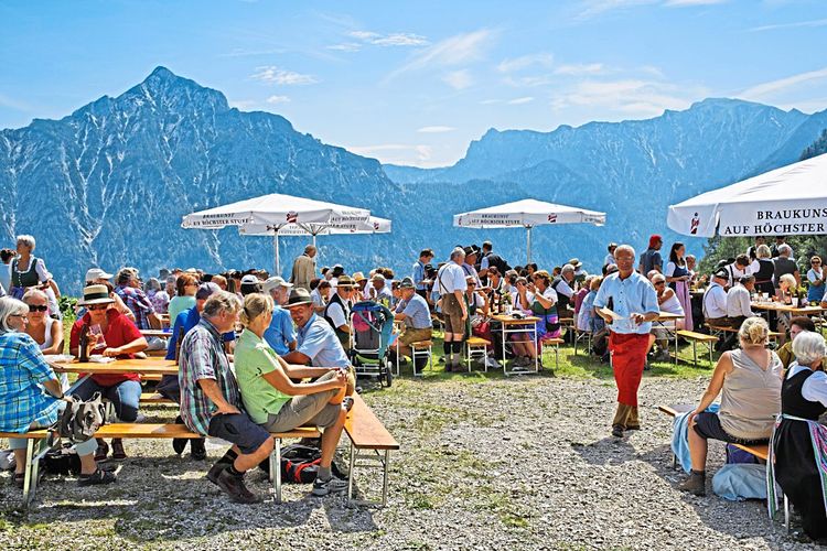 Nicht nur der Tourismus im Westen sucht Arbeitskräfte: In Tirol und Salzburg liegt die Arbeitslosenquote bei unter fünf Prozent. In Wien sind es zehn Prozent.