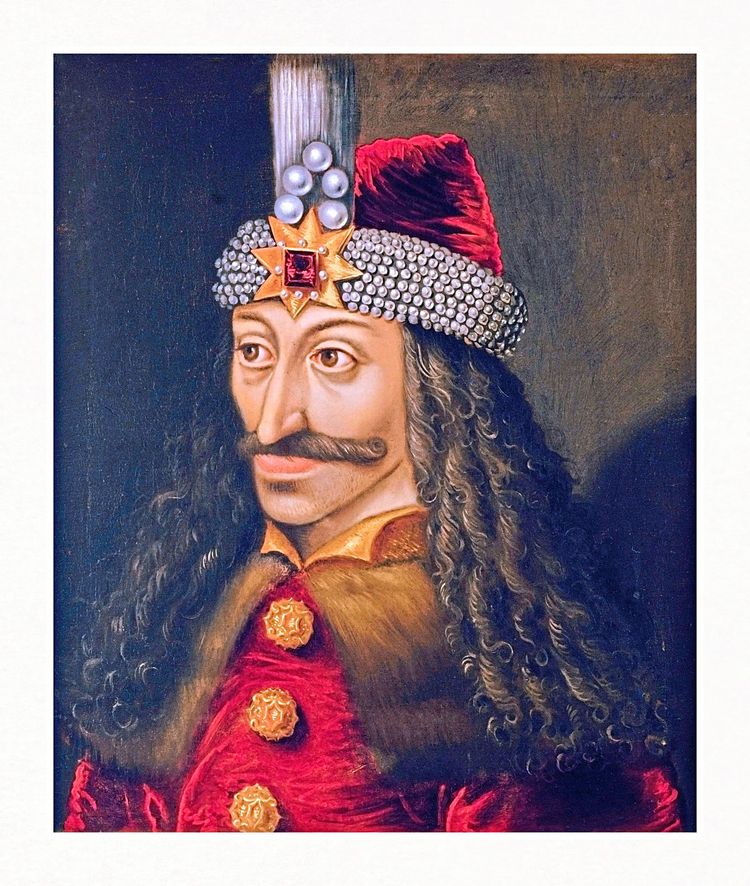 Porträt von Vlad III., dem Pfähler, in roter Kleidung mit edelstein- und perlengeschmückter Kopfbedeckung. Er hat lange, dunkle Haare und einen Schnurrbart.