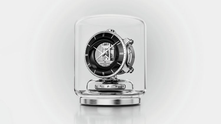Das zylindrische Glas­gehäuse der Atmos Infinite von Jaeger-LeCoultre stellt den speziellen Mechanismus der Uhr in den Mittelpunkt.