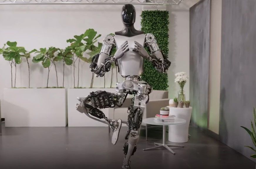 Teslas Roboter Optimus arbeitet immer präziser