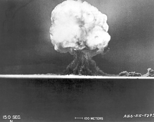 Der-erste-Atombombentest-der-Geschichte-hinterlie-eine-unbekannte-Substanz