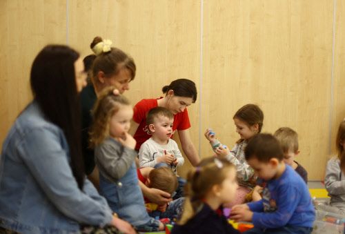 Wien bietet Geflüchteten Kurse für Jobs im Kindergarten an - Panorama