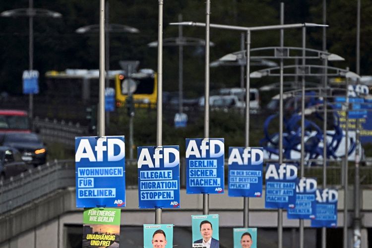 Wahlkampfplakate der Partei 