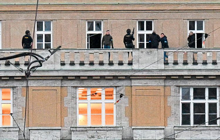 Sicherheitskräfte auf dem Balkon des Fakultätsgebäudes.