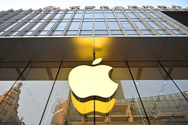 Apple-Logo auf dem Glasgebäude eines Apple-Store in China
