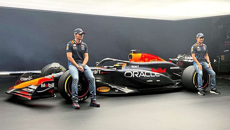 Max Verstappen und Sergio Perez mit dem RB20.