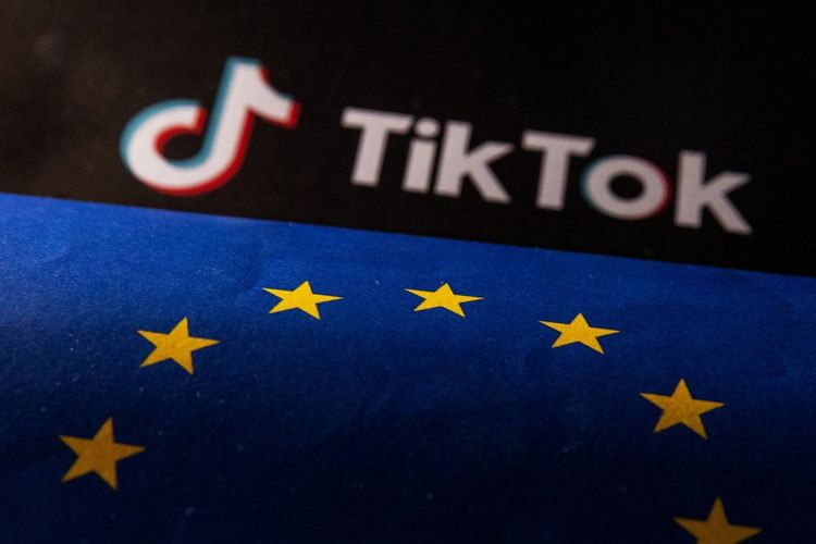 Illustration zeigt eine EU-Fahne und das Logo von TikTok