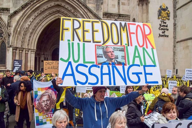 Demonstrierende fordern Assanges Freilassung vor dem Londoner High Court.