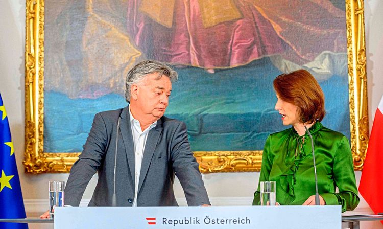 Vizekanzler Werner Kogler (Grüne) und Europaministerin Karoline Edtstadler (ÖVP) stehen an einem Pult