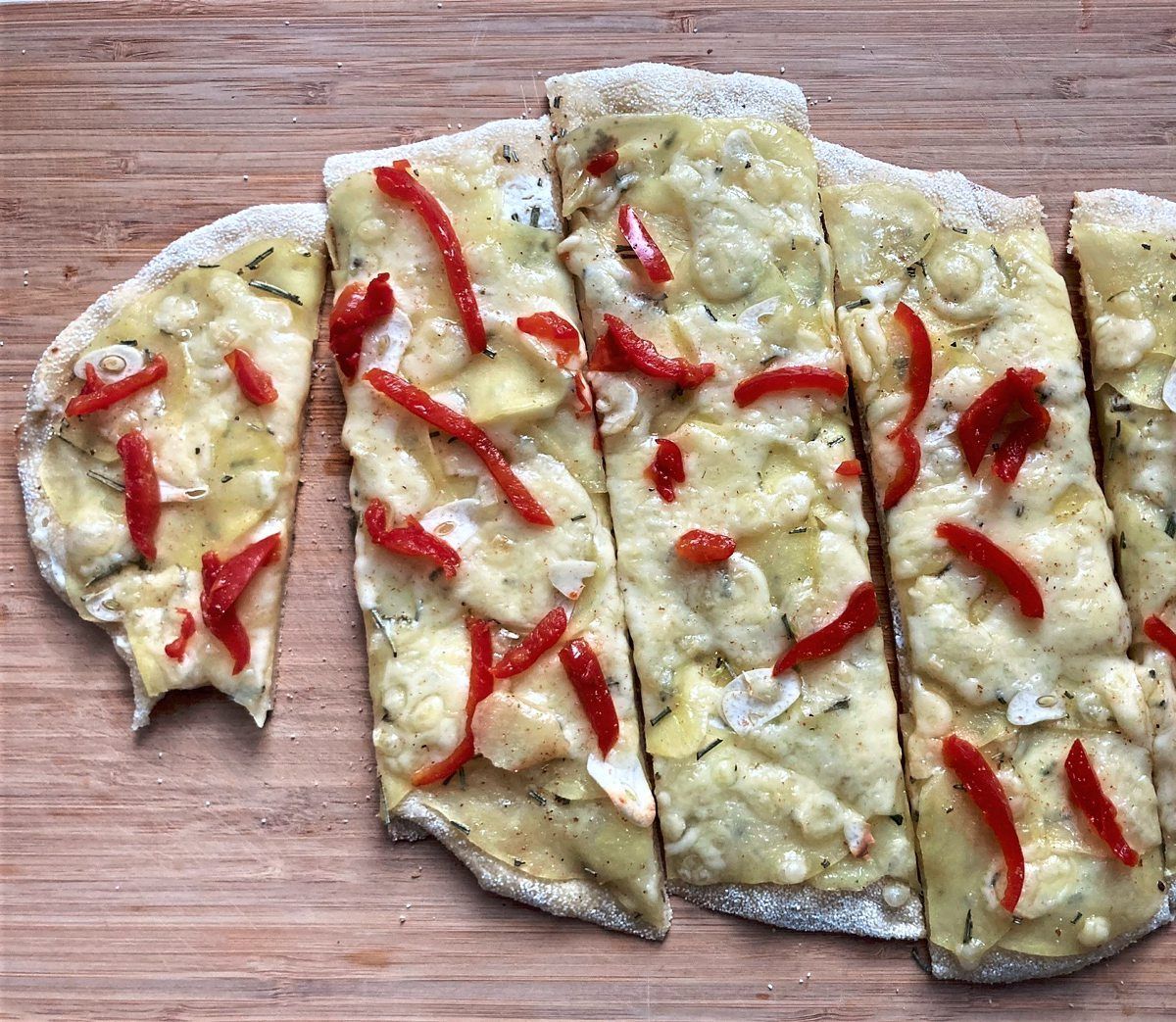 Pinsa mit zweierlei Belag: Schwammerln und Ziegenkäse oder Erdäpfel mit ...