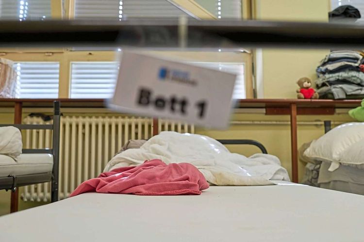 Ein Bett in einer Notunterkunft
