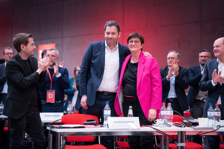 Lars Klingbeil und Saskia Esken nach ihrer Wiederwahl beim SPD-Parteitag.