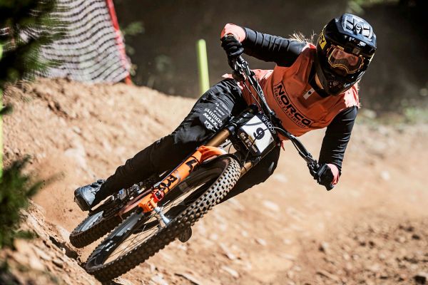 Die-Zukunft-ist-Rosa-sterreichs-junge-Downhill-Talente