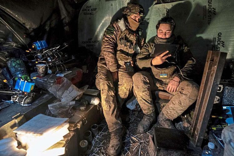 Ukrainische Soldaten steuern aus einem Bunker heraus eine Drohne.