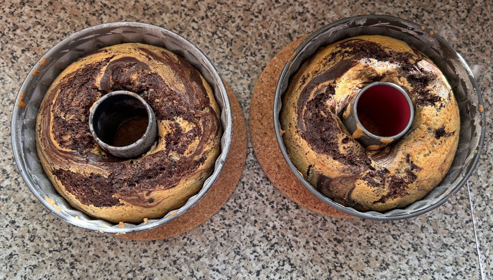 Die Kuchen in der Form auskühlen lassen.