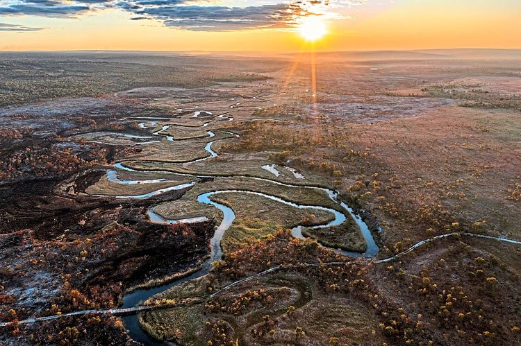 Luftaufnahme: Sonnenuntergang über dem Oberlauf des Lungwevungu-Flusses, Angola.