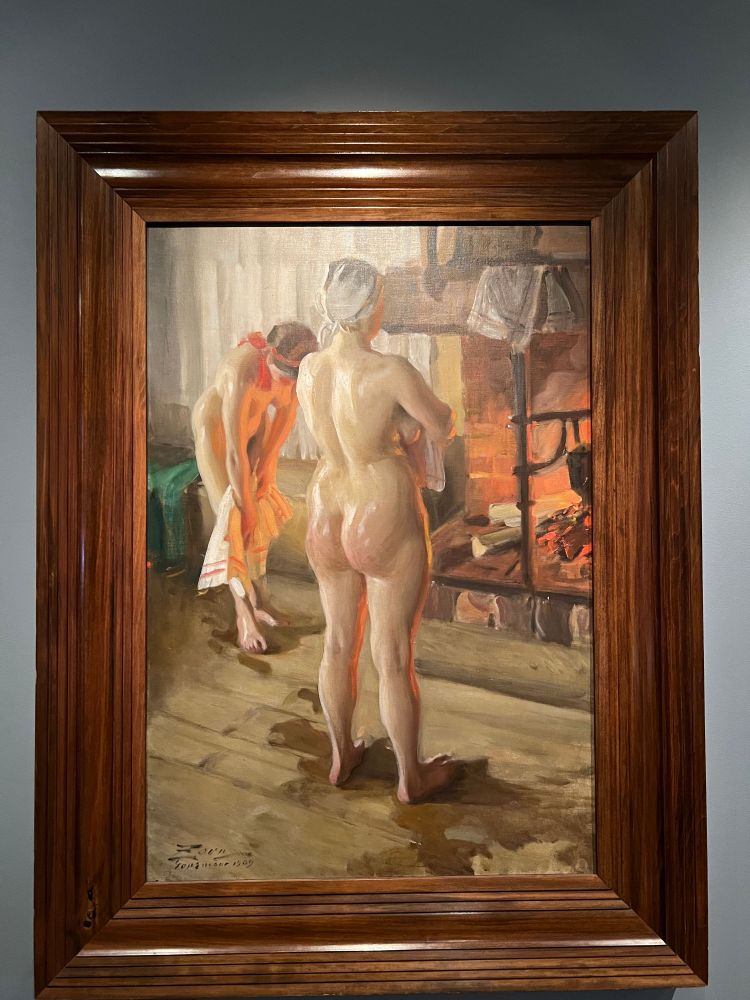 Zwei nackte Frauen vor einem offenen Feuer