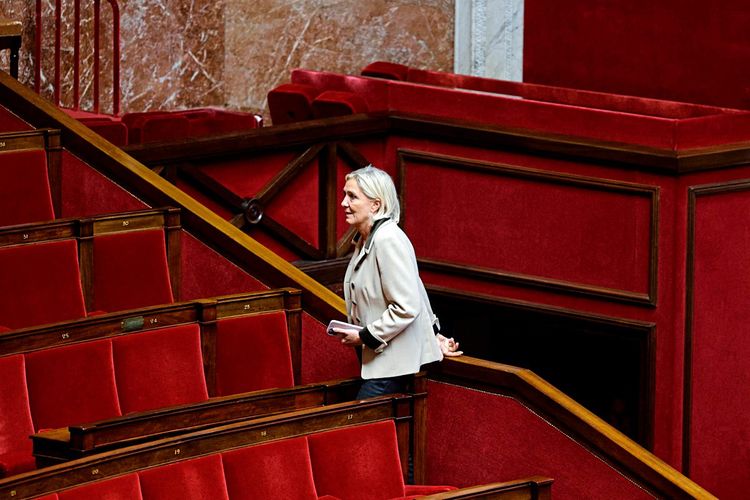 Marine Le Pen zwischen leeren Sitzreihen im Parlament.
