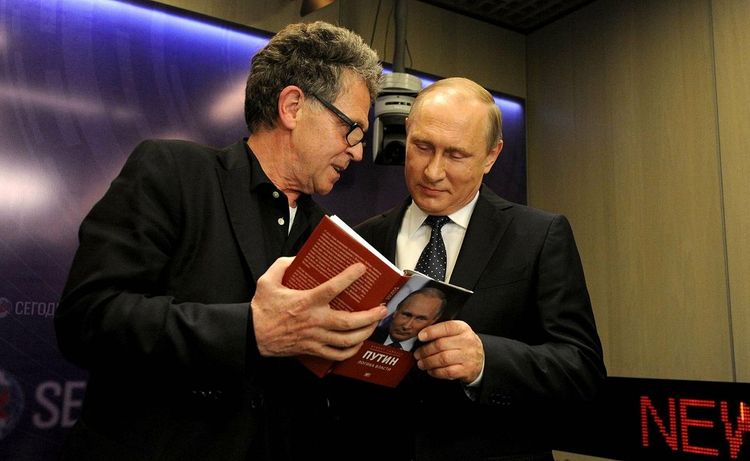 Hubert Seipel und Wladimir Putin 2016 bei der Präsentation von Seipels Putin-Buch im Medienzentrum der Agentur Rossija in Moskau.