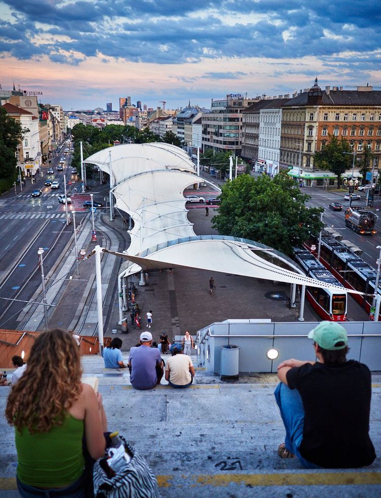 Der Blick vom Oben über die mächtige Treppe und über die Stadt