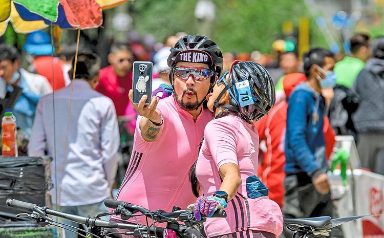 Manche Radfahrer halten ihre Stolz über diese Errungenschaft mit einem Selfie fest.