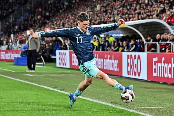 Der-den-Ball-k-sst-Wirtz-verzaubert-Fu-ball-Deutschland