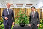 "Vanda Friedrich Merz": Orchidee nach deutschem Bundeskanzler benannt Die besondere Orchideensorte wurde beim Besuch des deutschen Kanzlers in Singapur getauft