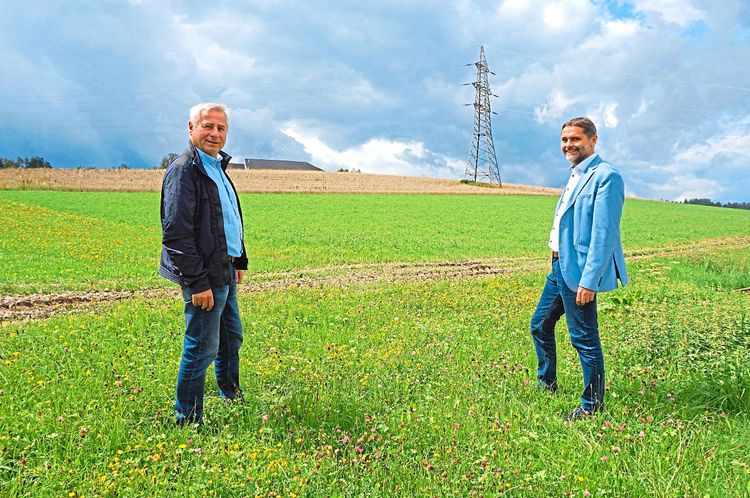 Bürgermeister von Rohrbach-Berg Andreas Lindorfer (re.) mit Vizebürgermeister Franz Hötzendorfer vor einem Feld