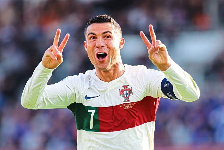 Cristiano Ronaldo (der beim saudi-arabischer Fußballverein al-Nassr FC der Hauptstadt Riad spielt) zeigt Victory-Zeichen.
