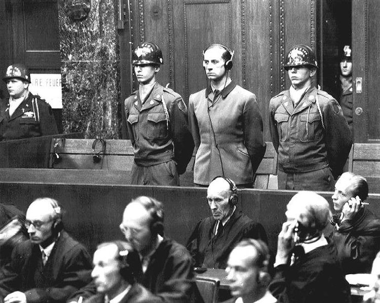 Schwarzweißfoto von Karl Brandt beim Nürnberger Ärzteprozess, Urteilsverkündung