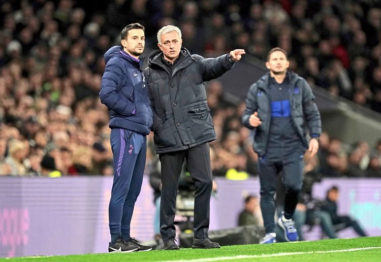 Jose Mourinho zeigt in die Ferne und erklärt Joao Sacramento etwas.