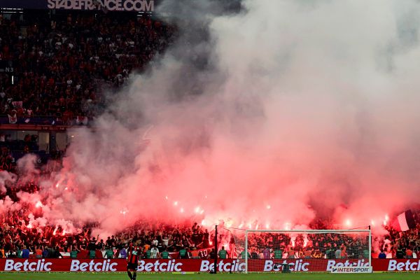 Gewalt-und-Pyro-35-Festnahmen-nach-Cupfinale-in-Paris