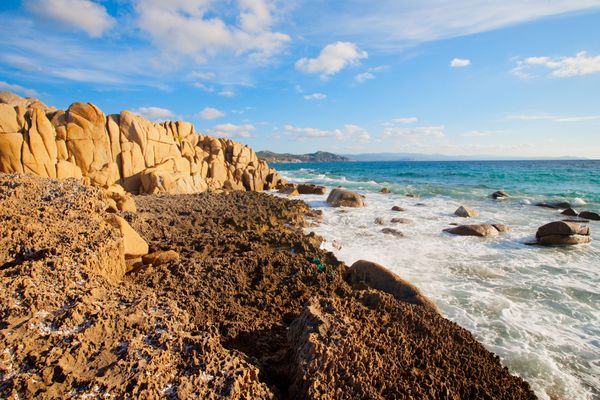 K-stenfelsen-auf-Sardinien-beschmiert-Zwei-sterreicher-angezeigt