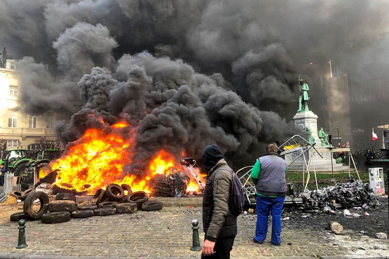 Feuer und Tränengas: Tausende Bauern bei Protest in Brüssel